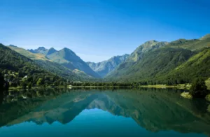 lac dans les Pyrénées voyage nature en france Lune de miel : combien de temps partir ?