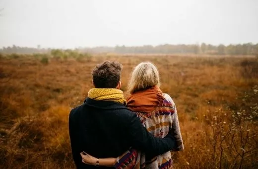 couple à la campagne voyage noces de coton