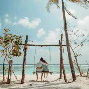 Balançoire couple maldives voyage de noces en octobre