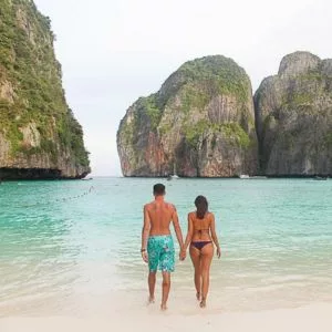 Thaïlande couple sur plage voyage surprise Lune de miel en novembre