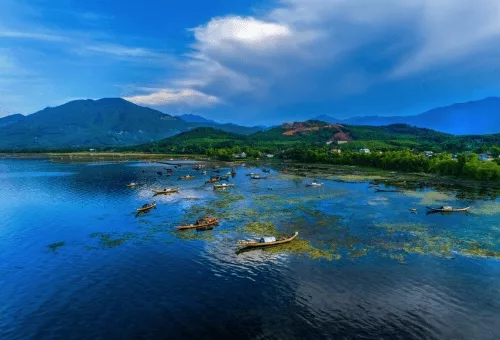 Vietnam voyage surprise paysage avec bateaux