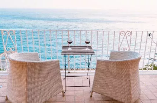 Apéritif couple devant la mer Grèce voyage de noces en octobre hors des sentiers battus