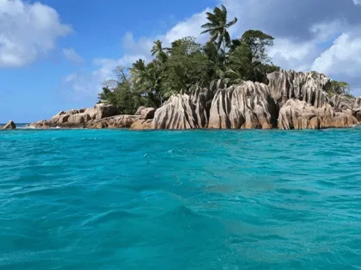 Avis voyage surprise aux Seychelles mer turquoise voyage de noces juin