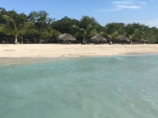 plage de sable blanc aux Caraïbes voyage surprise